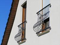 Fenstergitter mit ausgebauchten Gitterstäben für Blumenkästen