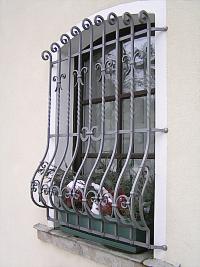 Fenstergitter mit ausgebauchten Gitterstäben für Blumenkästen